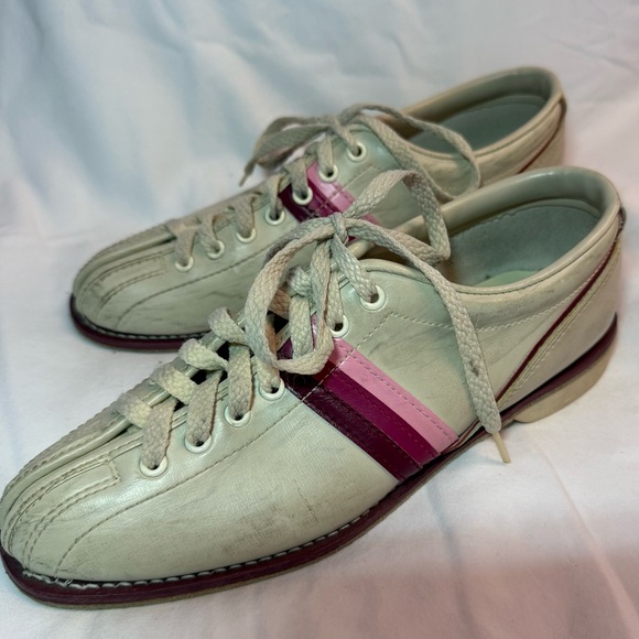 Classic Women's Bowling Shoes with Pink Accent - Picture 2 of 8